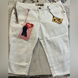 HYBRID & CO Crop denim.  Size 15( Jr) NWT